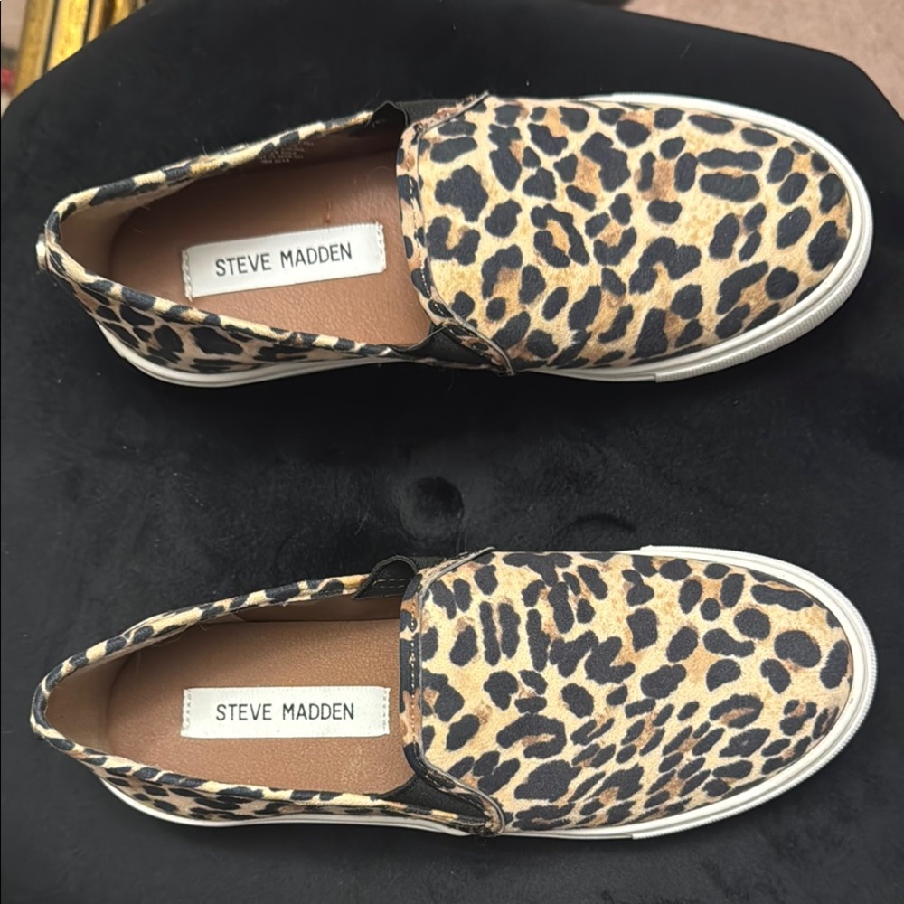 Trendy Animal Print Slip-On Shoes - Picture 2 of 3